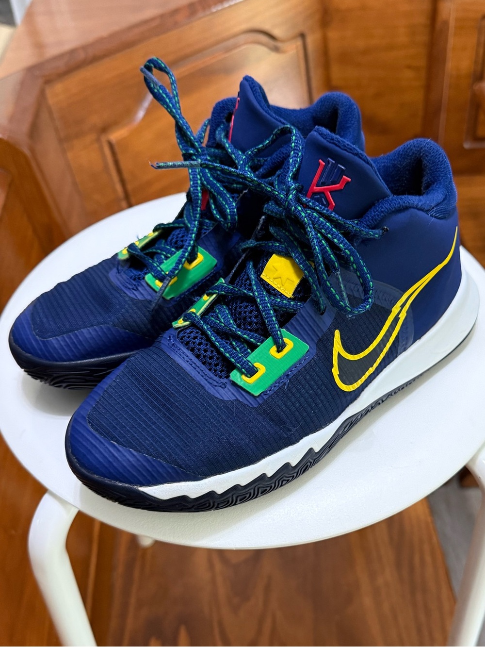 Youth Sz 3.5 Nike Kyrie Flytrap 4 Basketball Shoes